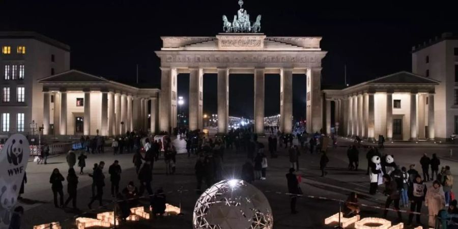 Am Brandenburger Tor gehen bei der «Earth Hour» die Lichter aus. Foto: Paul Zinken