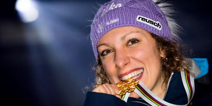 Ilka Stuhec feiert den Gewinn ihrer WM-Goldmedaille. Ilka Stuhec