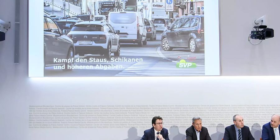 Die SVP-Spitze hat am Freitag in Bern ein neues Positionspapier zur Verkehrspolitik vorgestellt. Sie fordert, dass die Engpässe in der Verkehrsinfrastruktur beseitigt werden. (KEYSTONE/Anthony Anex)