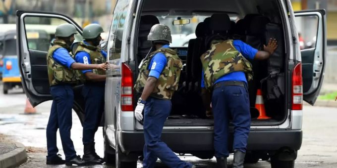 Polizisten durchsuchen ein Fahrzeug in Colombo (Symbolbild). Sri Lanka Colombo