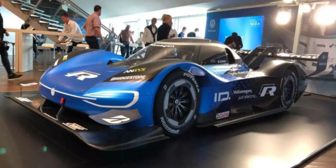 Das ist der VW ID R, welche für die Rekordversuche gebraucht wird. VW ID R