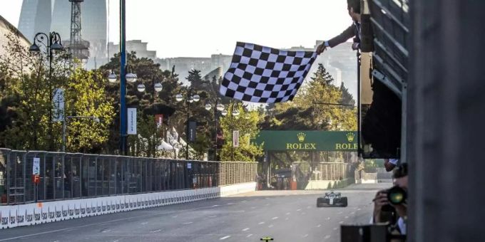 Valtteri Bottas ist nach dem Sieg in Baku der neue WM-Führende. Foto: Srdjan Suki/EPA POOL/AP Valtteri Bottas ist nach dem Sieg in Baku der neue WM-Führende. Foto: Srdjan Suki/EPA POOL/AP