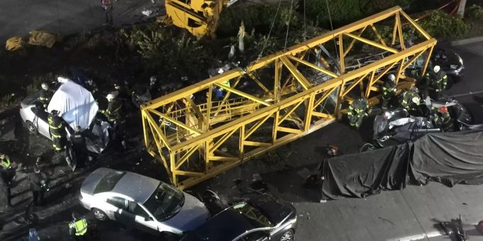 Baukran stürzt in Seattle auf sechs verschiedene Autos. Baukran