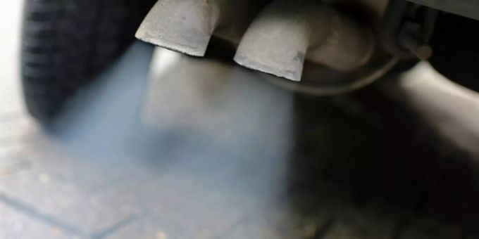 Der Auspuff eines Dieselfahrzeugs. diesel