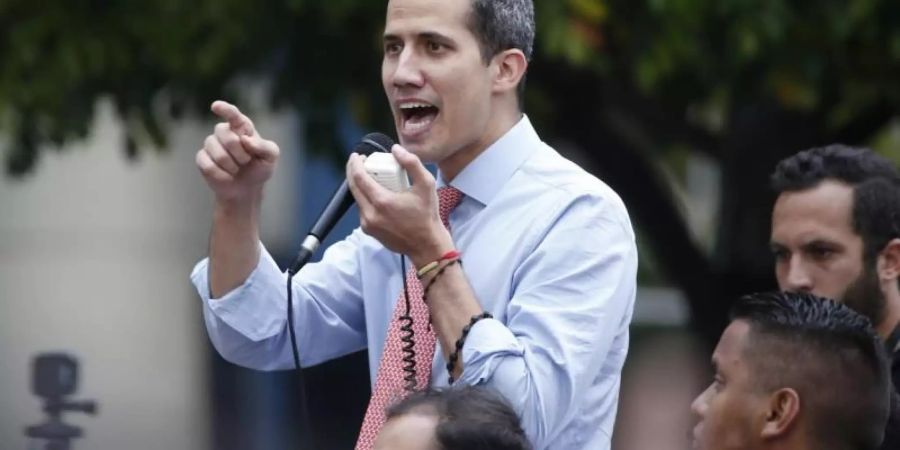 «Wir organisieren uns, um diese Tragödie hinter uns zu lassen und die illegale Machtübernahme zu beenden», sagt Guaidó. Foto: Fernando Llano/AP