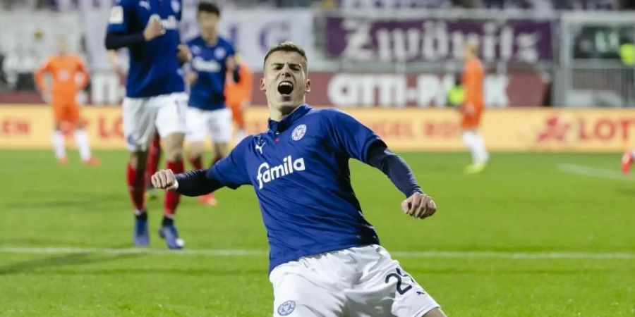 Laszlo Benes jubelt nach seinem Treffer zum 2:0 für Holstein Kiel gegen Erzgebirge Aue. Foto: Frank Molter