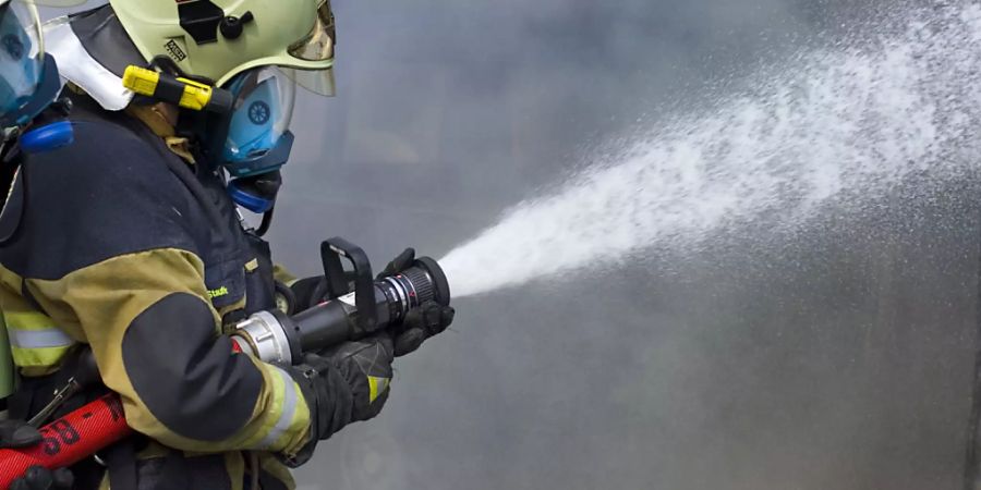 Feuerwehreinsatz in Meinisberg BE: In der Nacht auf Samstag ist in Meinisberg ein Dachgeschoss eines Hauses in Brand geraten. (Symbolbild)