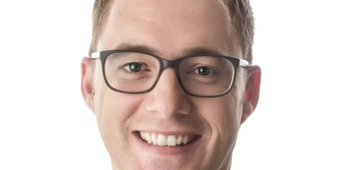 Simon Seelhofer, Präsident FDP Toggenburg Mann mit Brille und kurzen Haaren im Anzug