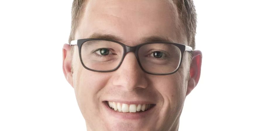 Mann mit Brille und kurzen Haaren im Anzug
