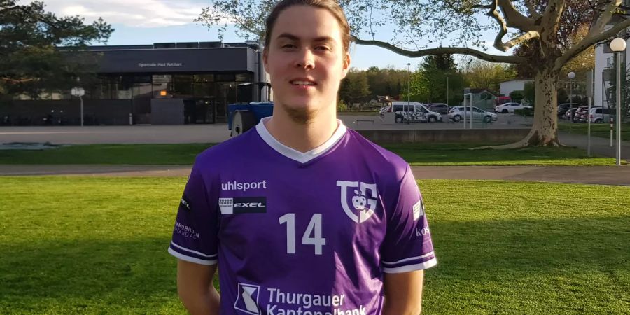 Joonas Föhr schlüpft für's Foto ein erstes Mal ins Trikot der Ostschweizer (Foto: Floorball Thurgau)