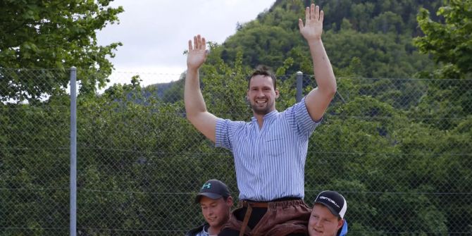 Kilian Wenger triumphiert am Bernjurassischen Schwingfest in Péry.