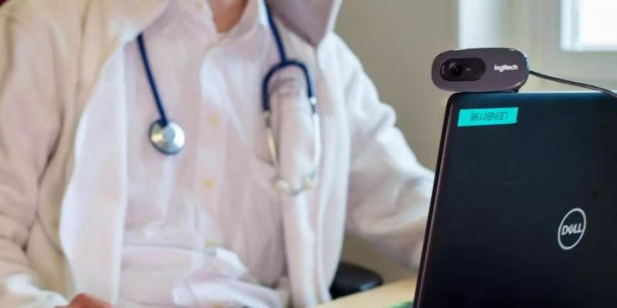 Ein Hausarzt spricht während einer Videosprechstunde in seiner Praxis mit einer Patientin. Foto: Monika Skolimowska Ein Hausarzt spricht während einer Videosprechstunde in seiner Praxis mit einer Patientin. Foto: Monika Skolimowska