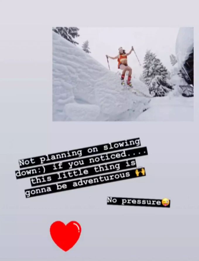 Julia Mancuso im Wonder-Woman-Kostüm im Schnee. Julia Mancuso