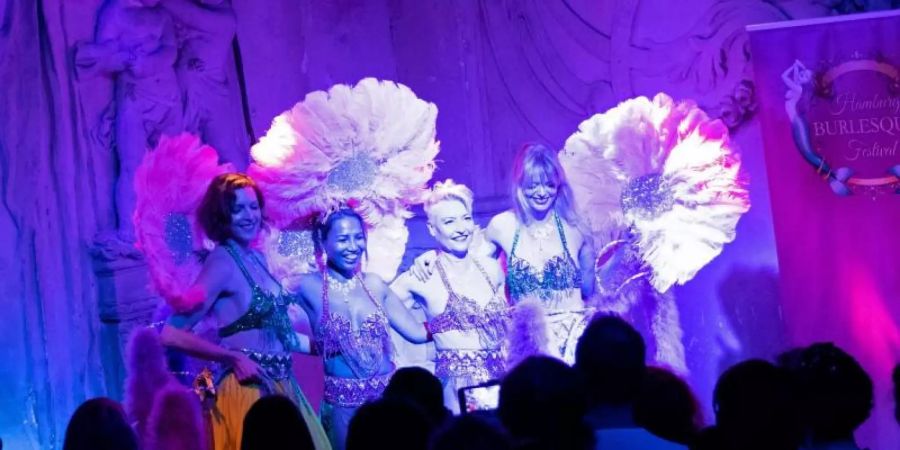 Die Magenta Mermaids bei der Eröffnung des 3. Hamburger Burlesque-Festivals. Foto: Christian Charisius
