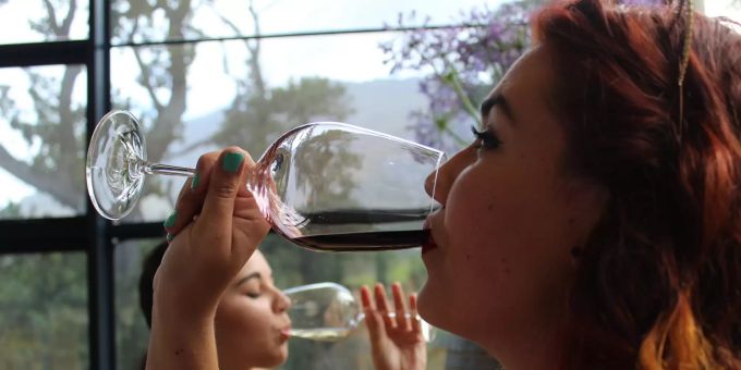 Ein Glas Wein kann die Menstruationsbeschwerden noch verschlimmern. Alkoholkonsum während der Periode ist keine gute Idee. Alkoholkonsum gute
