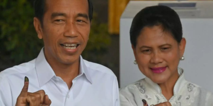 Joko Widodo und seine Frau Iriana nach der Stimmabgabe.