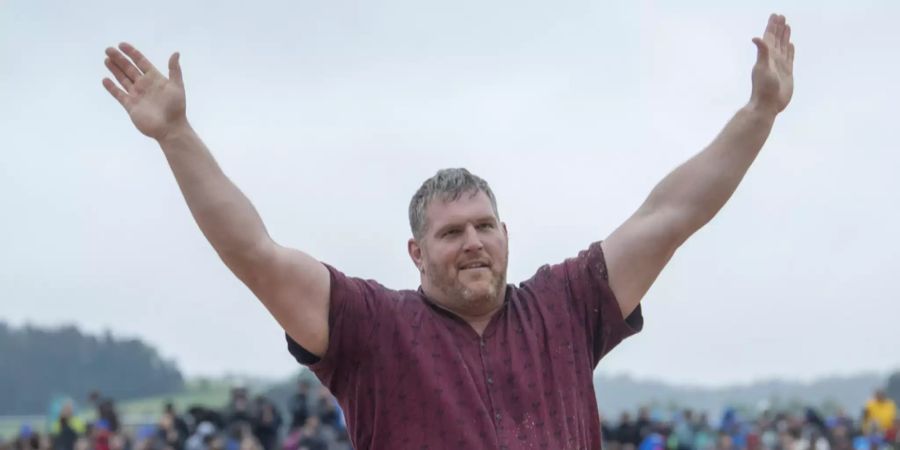 Christian Stucki bejubelt seinen Sieg am Emmentalischen 2018.