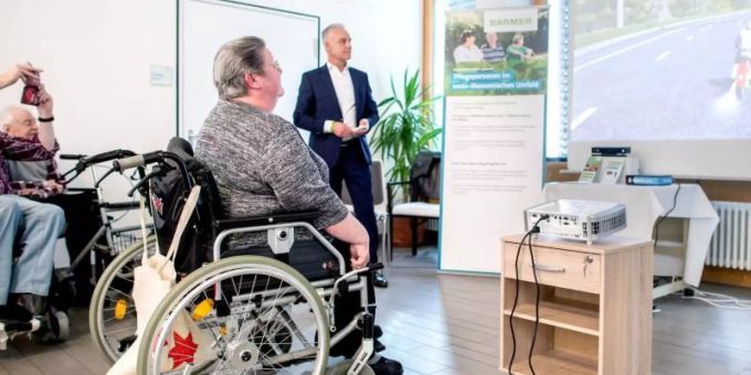 Ingelore Leppin, Bewohnerin im Alten- und Pflegeheim Heinemanhof, fährt mit der speziell für Ältere entwickelte Spielekonsole «MemoreBox» auf einem Motorrad. Foto: Hauke-Christian Dittrich Ingelore Leppin, Bewohnerin im Alten- und Pflegeheim Heinemanhof, fährt mit der speziell für Ältere entwickelte Spielekonsole «MemoreBox» auf einem Motorrad. Foto: Hauke-Christian Dittrich