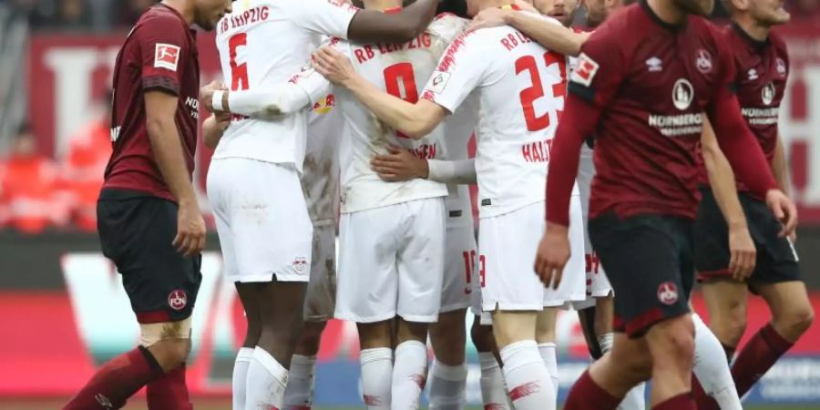 Leipzigs Lukas Klostermann (verdeckt) jubelt mit seinen Mannschaftskameraden über seinen Treffer zum 1:0. Foto: Daniel Karmann