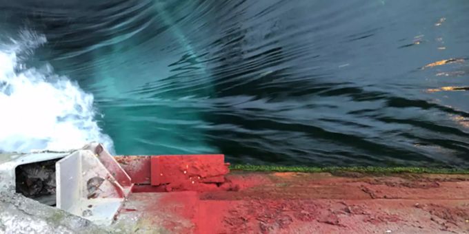 Die grün verfärbte Reuss und der vom Pulver rote Steg. Reuss Uranin Grün Rot