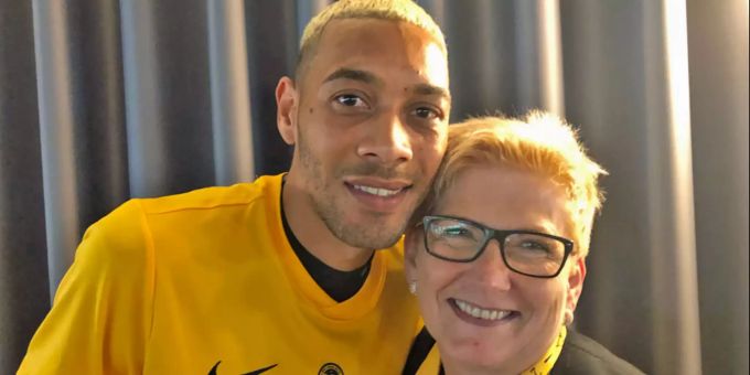 Die Berner Regierungsrätin Beatrice Simon (R) mit YB-Stürmer Guillaume Hoarau (L) bei der Meisterfeier vor einem Jahr. YB Sofa Meister