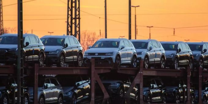 Ein Autotransportzug mit deutschen Neuwagen auf einem Gleis im Rangierbahnhof Seelze. Automarkt