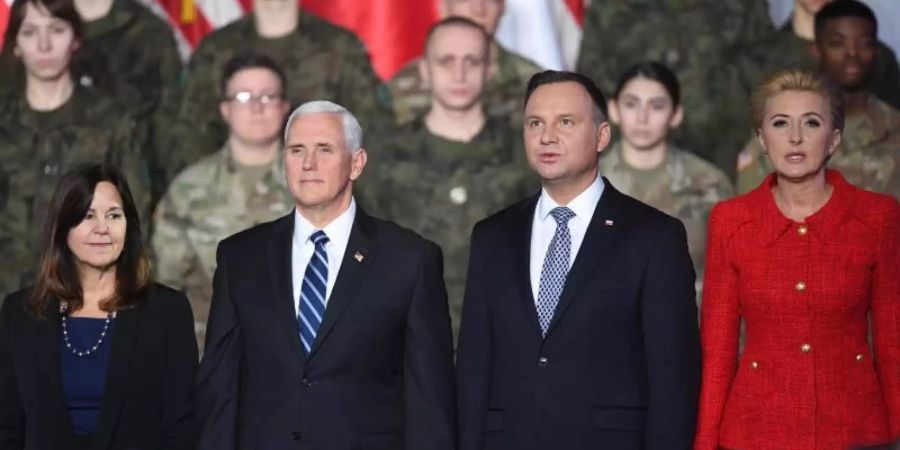 Mike Pence (2.v.l) steht neben Polens Präsidenten Andrzej Duda (2.v.r). Foto: Radek Pietruszka/PAP