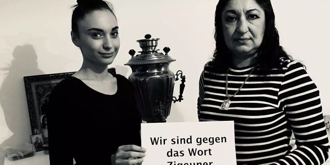 Ein Bild der Foto-Aktion, mit der Schweizer Sinti und Roma klarstellen, dass der Begriff «Zigeuner» nicht mehr benutzt werden soll. Ein Bild der Foto-Aktion, mit der Schweizer Sinti und Roma klarstellen, dass der Begriff «Zigeuner» nicht mehr benutzt werden soll.