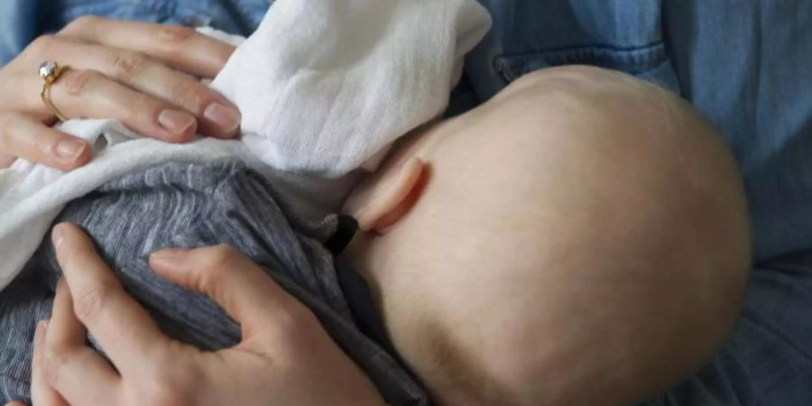 Im Kampf gegen Fettleibigkeit von Kindern hat die Weltgesundheitsorganisation WHO für das Stillen von Säuglingen geworben. Foto: Paul Zinken/Illustration