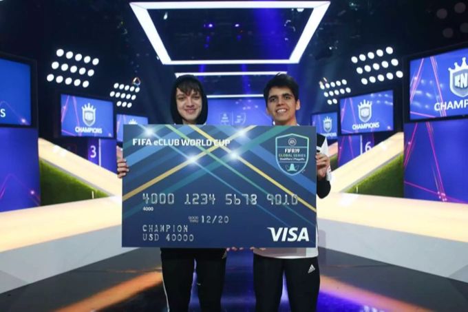 Nicolas «nicolas99fc» Villalba (r) hält den Gewinnercheck des Fifa eClub World Cups. Nicolas «nicolas99fc» Villalba FCB