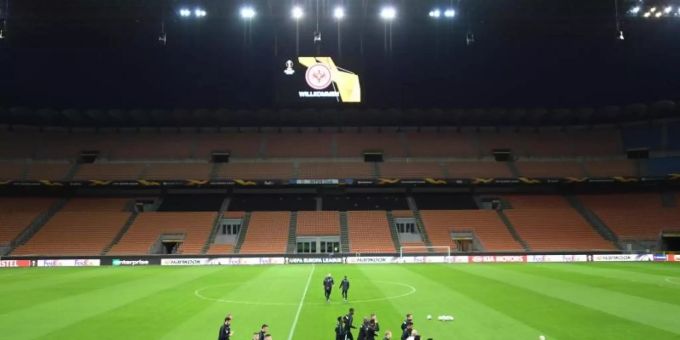 Die Mannschaft von Eintracht Frankfurt läuft sich beim Abschlusstraining im Guiseppe-Meazza-Stadion warm. Foto: Arne Dedert Die Mannschaft von Eintracht Frankfurt läuft sich beim Abschlusstraining im Guiseppe-Meazza-Stadion warm. Foto: Arne Dedert