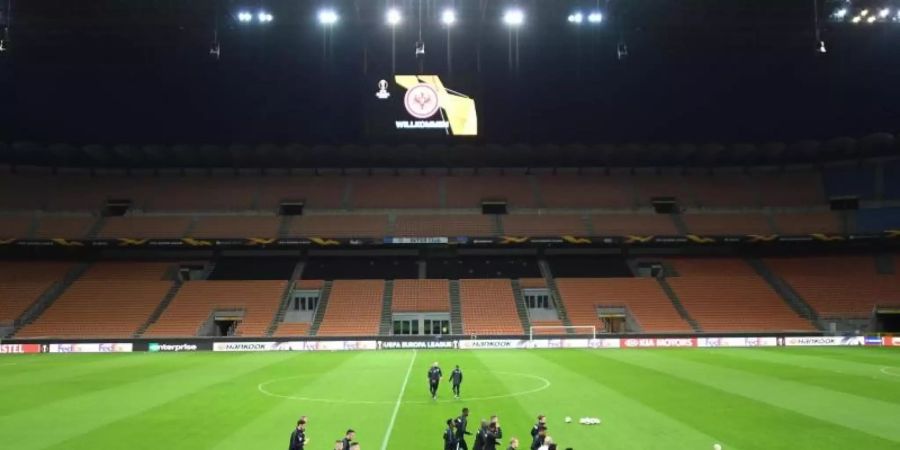 Die Mannschaft von Eintracht Frankfurt läuft sich beim Abschlusstraining im Guiseppe-Meazza-Stadion warm. Foto: Arne Dedert