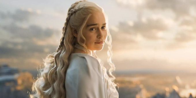Mit Emilia Clarke, die in Game of Thrones die Rolle der Daenerys Targaryen spielte, war der neue Freund von Lily Collins bis im Februar zusammen. Lily Collins