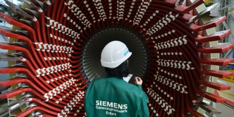 Siemens-Mitarbeiterin vor Generatorständer