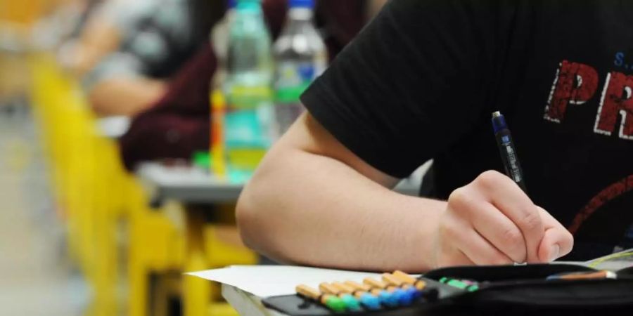 Immer mehr Abiturienten in ganz Deutschland beklagen sich über zu schwierige Mathe-Prüfungen - und fordern via Online-Petitionen Anpassungen bei den Bewertungen. Foto: Armin Weigel/Archiv