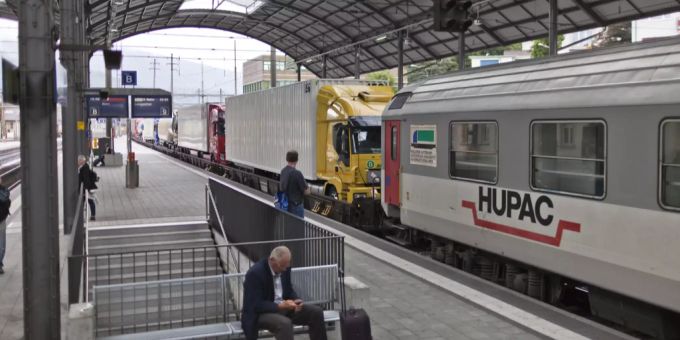 Ein Hupac-Wagen im Bahnhof. Hupac