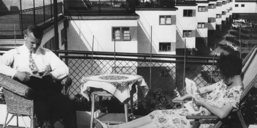 Blick über eine Dachterrasse auf die Siedlung Niederrad (Zickzackhausen). Foto: Institut für Stadtgeschichte