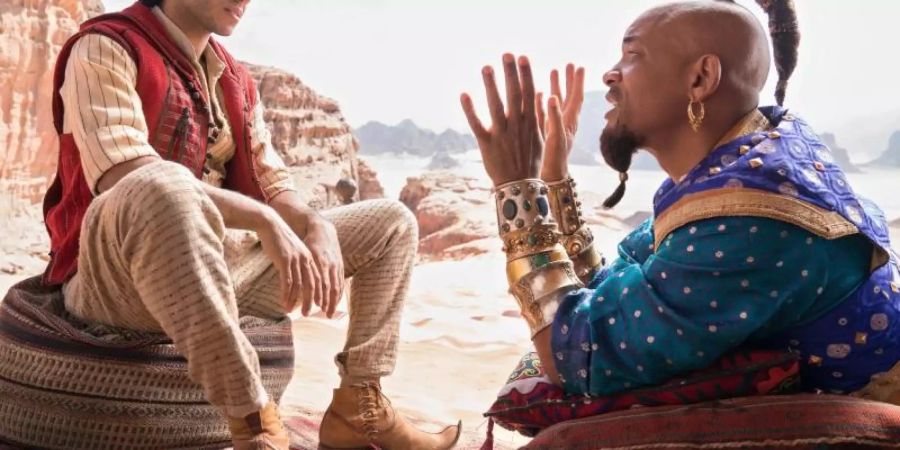 Aladdin (Mena Massoud) will mit Hilfe des Flaschengeistes (Will Smith) das Herz von Prinzessin Jasmin erobern. Foto: Daniel Smith/Disney Enterprises