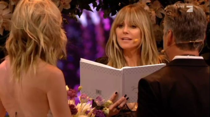 Heidi Klum traute Theresia und ihren Liebsten Thomas bei «GNTM». GNTM Panne