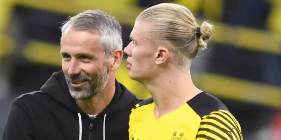 BVB-Coach Marco Rose (l) hofft auf das Comeback seines Toptorjägers Erling Haaland. Foto: Bernd Thissen/dpa