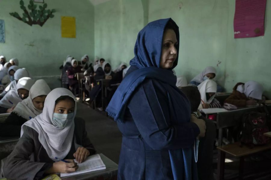 Eine Lehrerin in Herat unterrichtet ihre Schülerinnen.