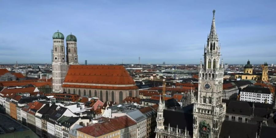 Rathaus (r) und Frauenkirche (l) in München