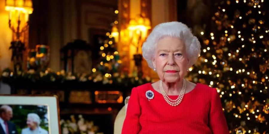 Die britische Königin Elizabeth II. während der Aufzeichnung ihrer jährlichen Weihnachtssendung im White Drawing Room von Schloss Windsor. Foto: Victoria Jones/PA Wire/dpa