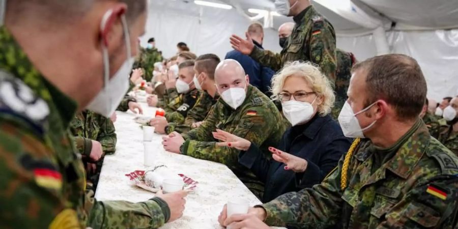 Verteidigungsministerin Christine Lambrecht spricht mit deutschen Soldaten des Nato-Kampfverbandes in Litauen. Foto: Kay Nietfeld/dpa