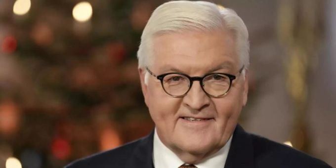Bundespräsident Frank-Walter Steinmeier nach der Aufzeichnung der traditionellen Weihnachtsbotschaft. Foto: Michael Sohn/AP Pool/dpa Bundespräsident Frank-Walter Steinmeier nach der Aufzeichnung der traditionellen Weihnachtsbotschaft. Foto: Michael Sohn/AP Pool/dpa