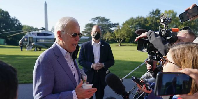 Joe Biden, Präsident der USA, spricht mit Journalisten, bevor er an Bord der Marine One auf dem Südrasen des Weissen Hauses geht. Biden verbringt das Wochenende in seinem Haus in Delaware. Foto: Patrick Semansky/AP/dpa Joe Biden, Präsident der USA, spricht mit Journalisten, bevor er an Bord der Marine One auf dem Südrasen des Weissen Hauses geht. Biden verbringt das Wochenende in seinem Haus in Delaware. Foto: Patrick Semansky/AP/dpa