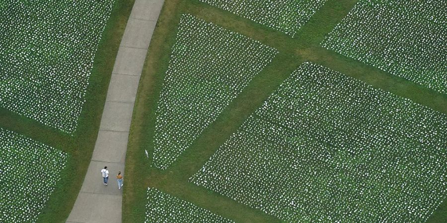 Die Kunstinstallation von Suzanne Brennan Firstenberg in Washington erinnert an die vielen Corona-Toten. Foto: Patrick Semansky/AP/dpa