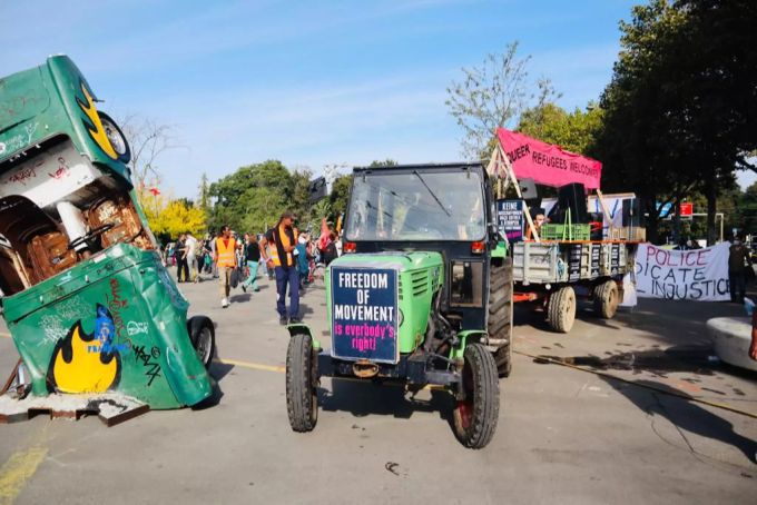 Die Demonstration setzt sich langsam in Bewegung. Demo Schützenmatte