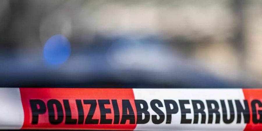 Eine Polizeiabsperrung. Symbolbild. Foto: David Inderlied/dpa