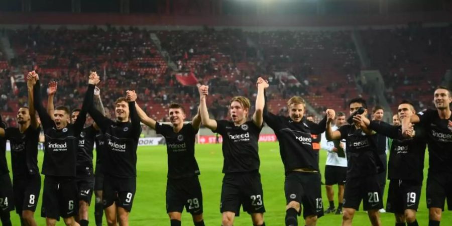 Die Frankfurter feiern den Sieg gegen Olympiakos Piräus. Foto: Angelos Tzortzinis/dpa